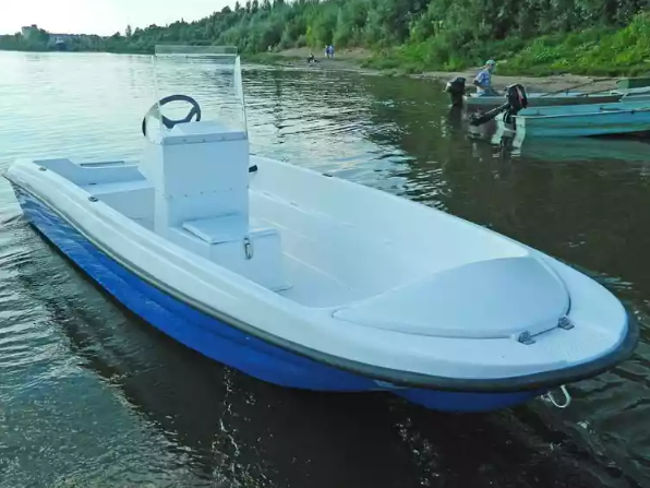 Стеклопластиковая лодка Пингвин с консолью (тримаран) в Бийске