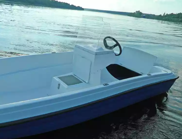 Стеклопластиковая лодка Пингвин с консолью (тримаран) в Бийске