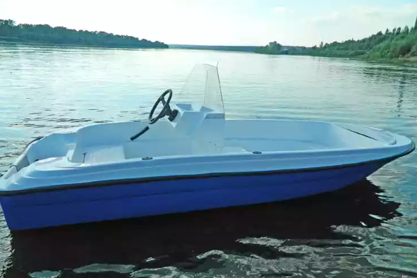 Стеклопластиковая лодка Пингвин с консолью (тримаран) в Бийске