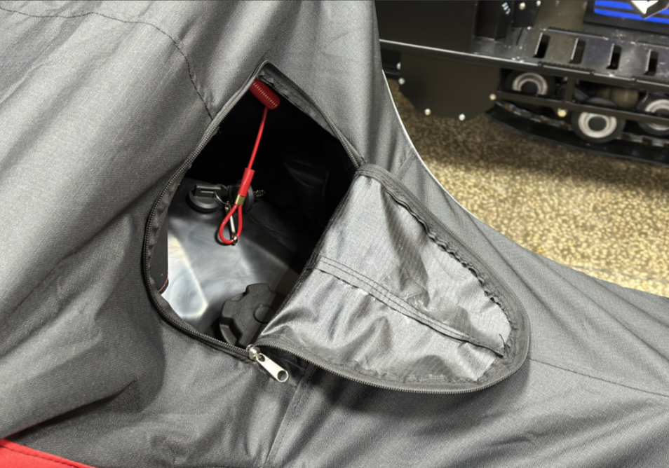 Чехол транспорт. снегохода IKUDZO HUNTER черно-красный Оксфорд ПРЕМИУМ качества с лого IKUDZO в Бийске